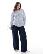 poplin collarless cinch waist shirt in stripe